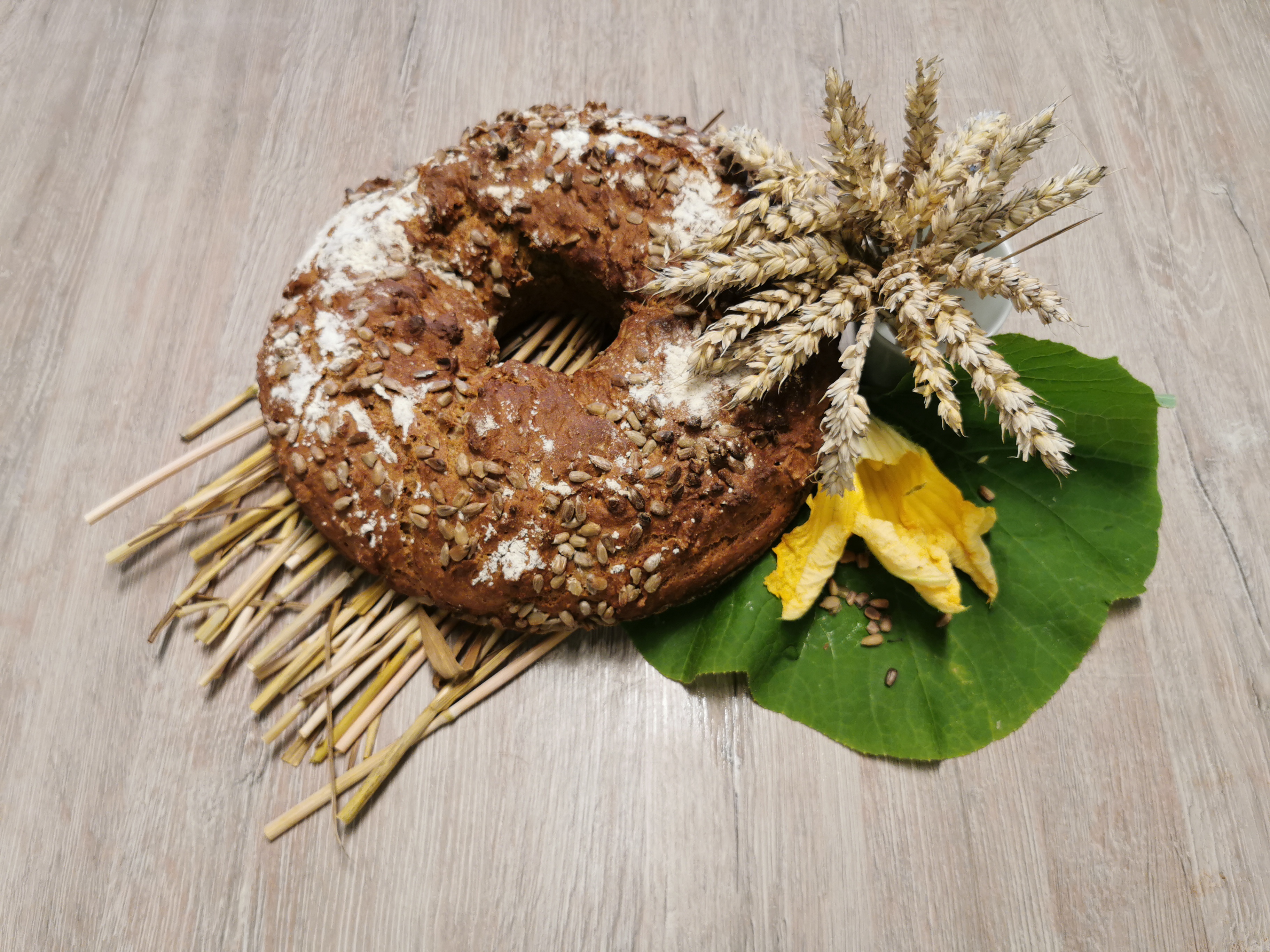 August - Schnelles Brot aus dem besten Getreide und Sonnenblumenkernen