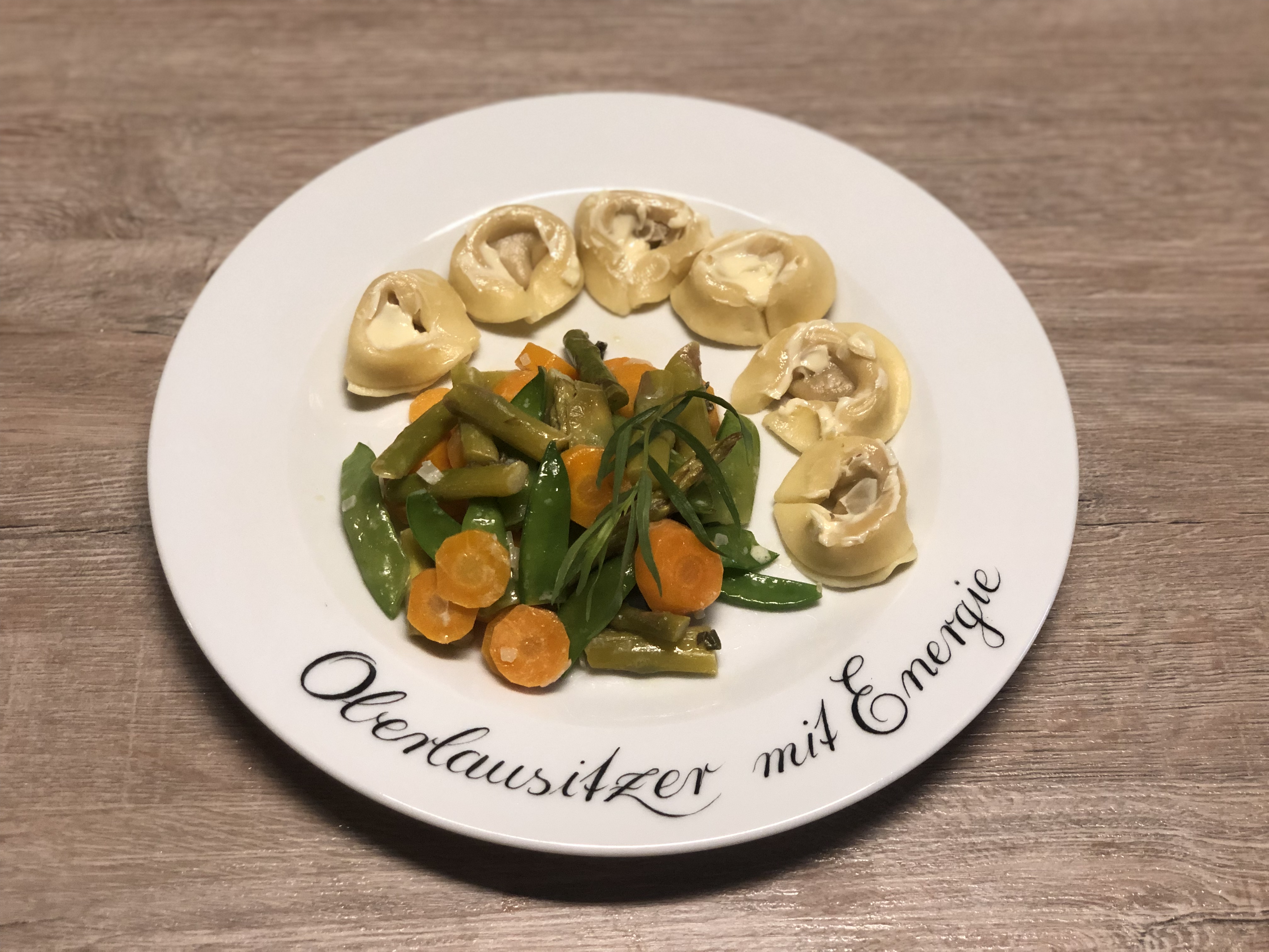 Mai - Grüner Spargel, Karotten und Zuckerschoten, dazu Tortellini mit Ricotta