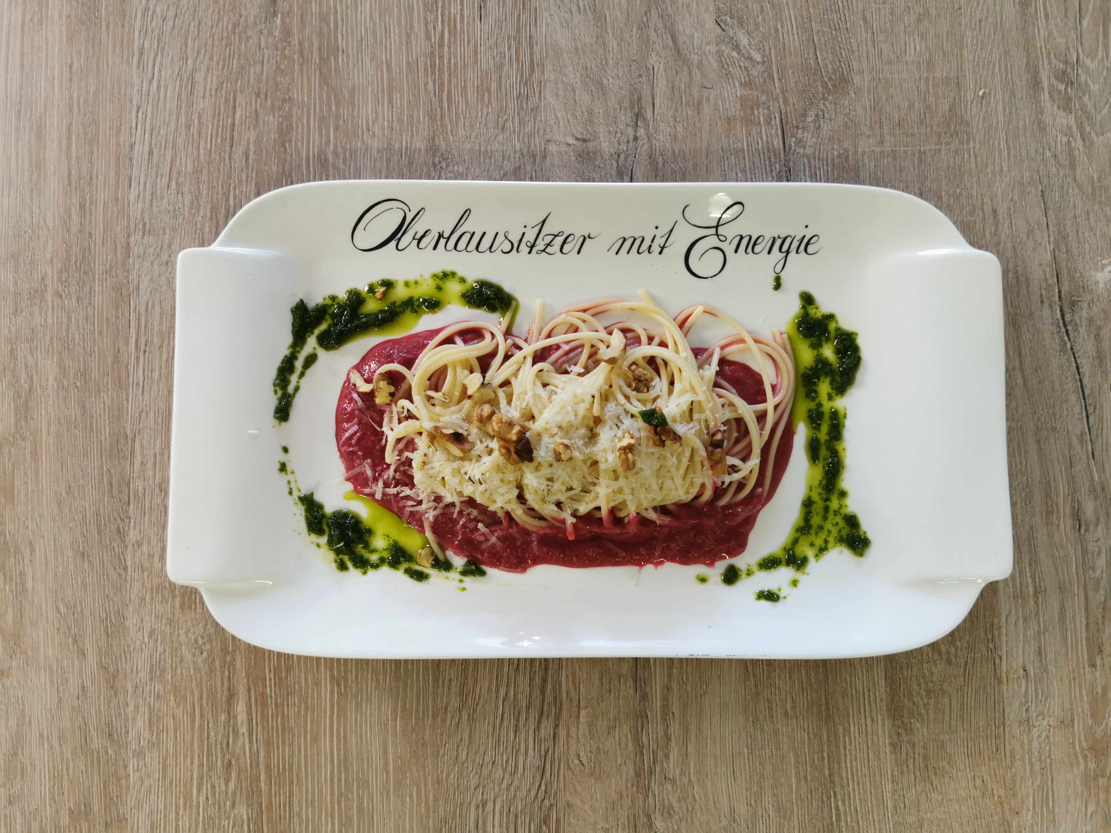 März - Spaghetti mit Rote-Bete-Sauce, Mohn und Walnüssen