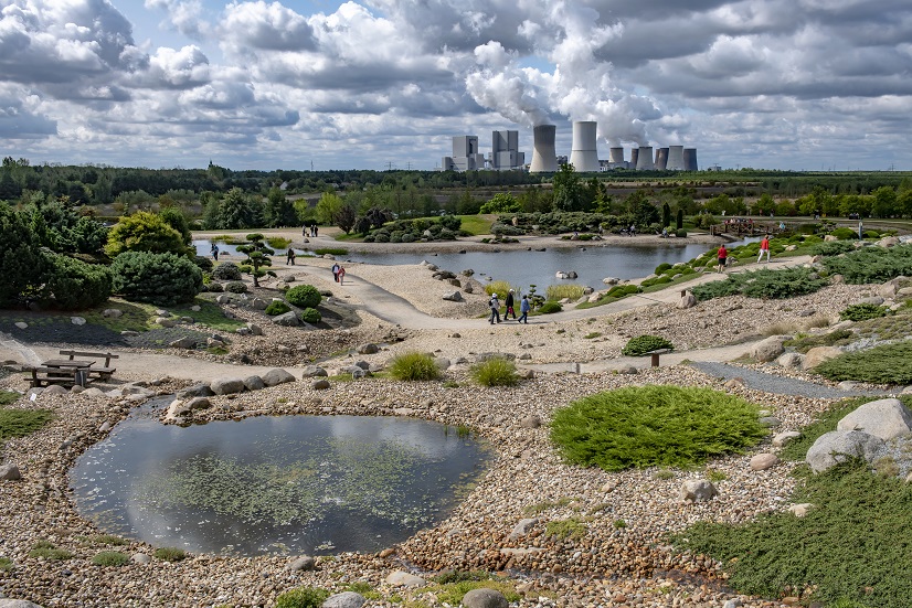 Blick auf das Kraftwerk Boxberg im Findlingspark Nochten