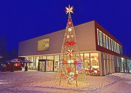 Außenansicht der Herrnhuter Sternemanufaktur im Winter