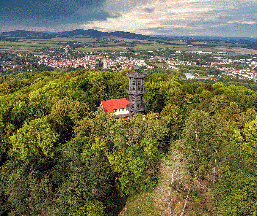 Luftbild vom gusseisernen Löbauer Turm, im Hintergrund die Stadt Löbau und die Oberlausitzer Berglandschaft