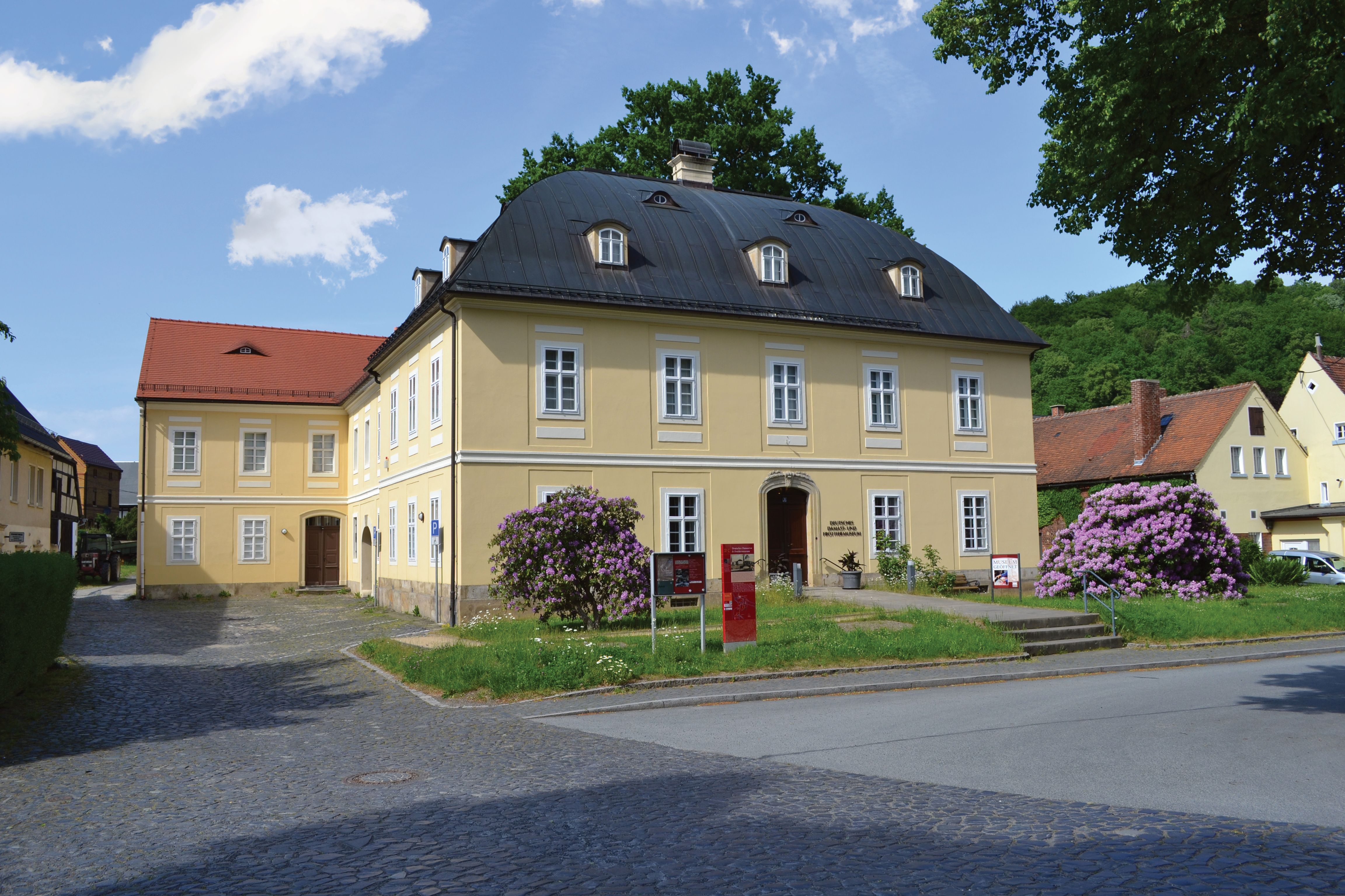 Deutsches Damast- und Frottiermuseum im Fr&uuml;hjahr