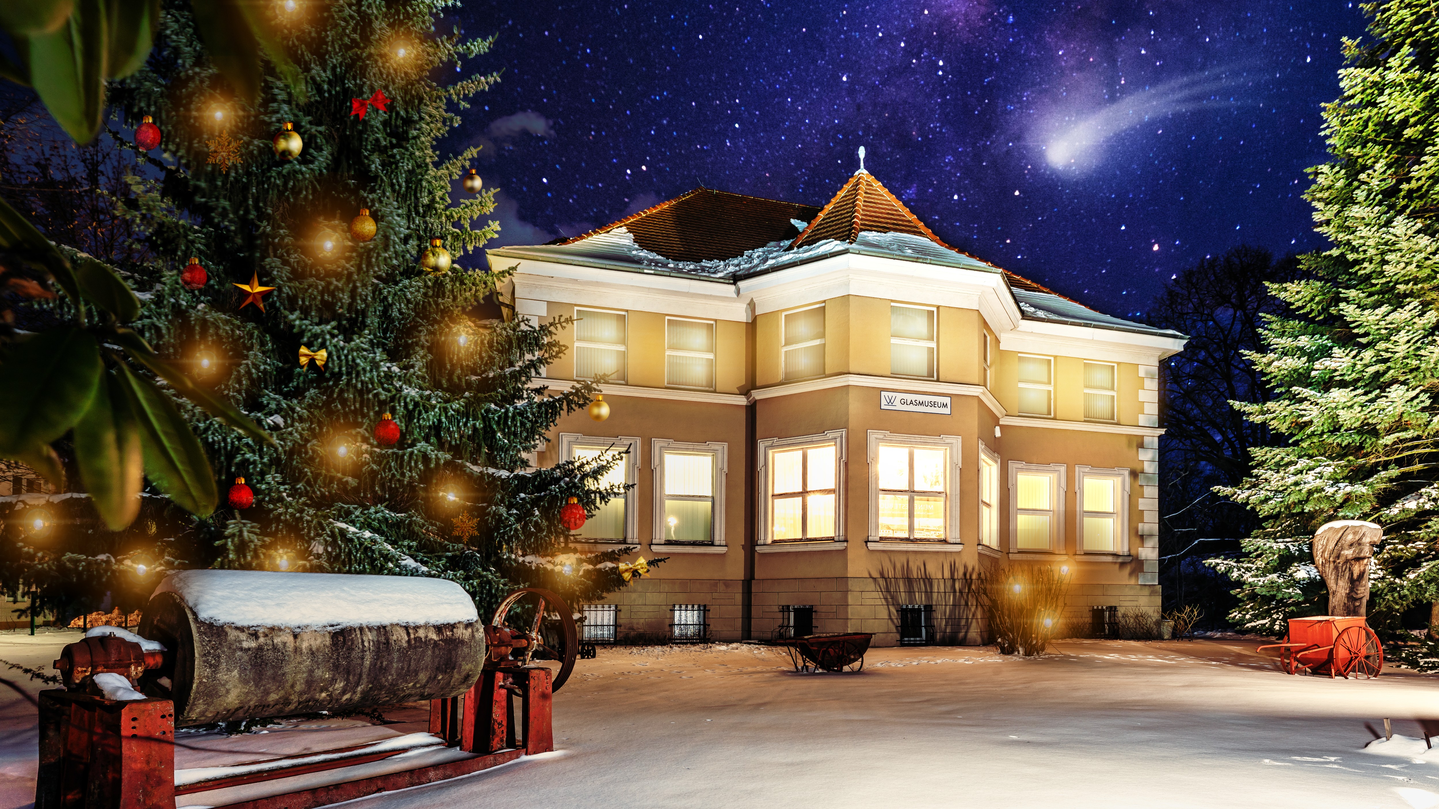 Glasmuseum Wei&szlig;wasser im Winter mit weihnachtlicher Beleuchtung