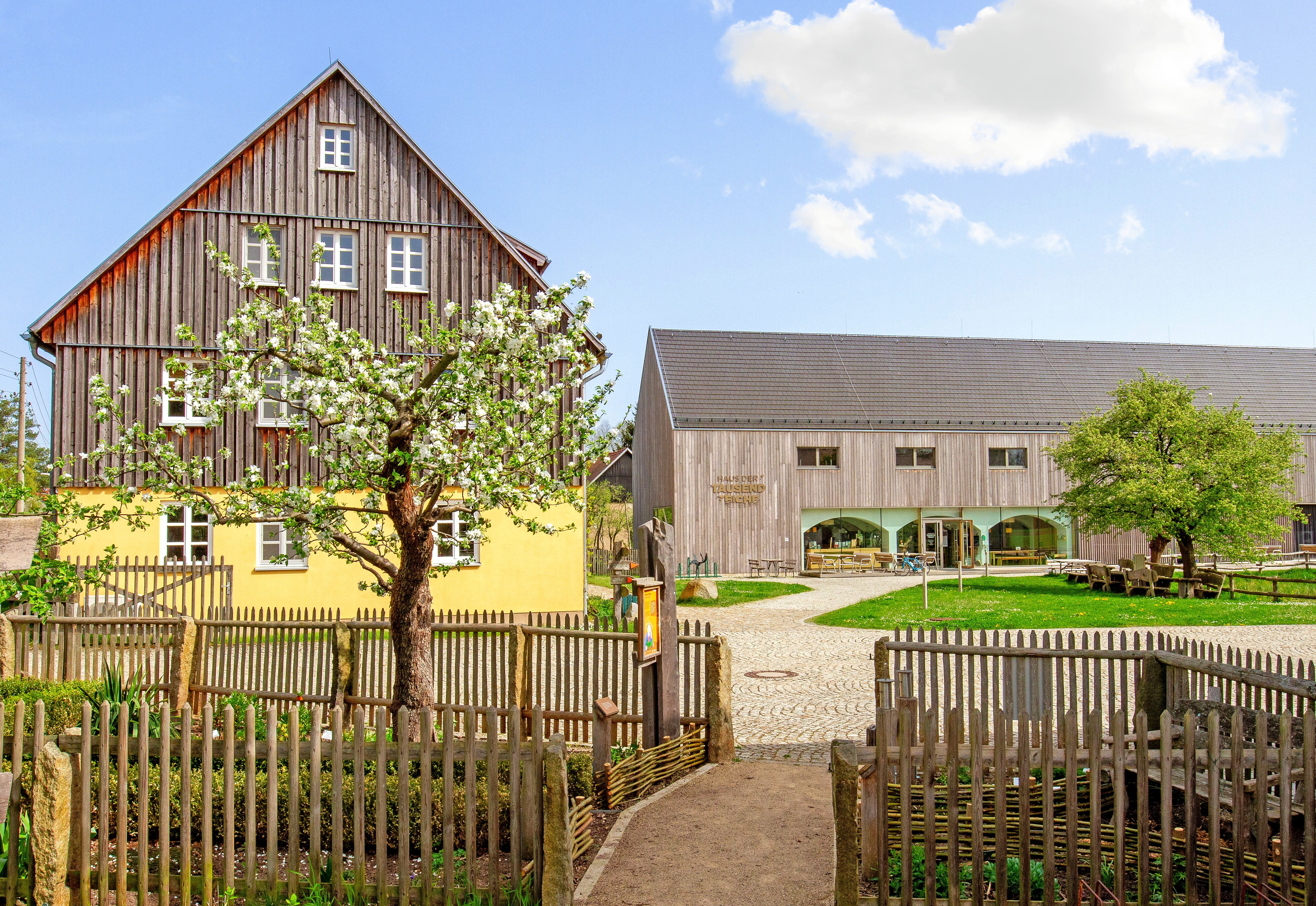 Haus der Tausend Teiche im Fr&uuml;hjahr
