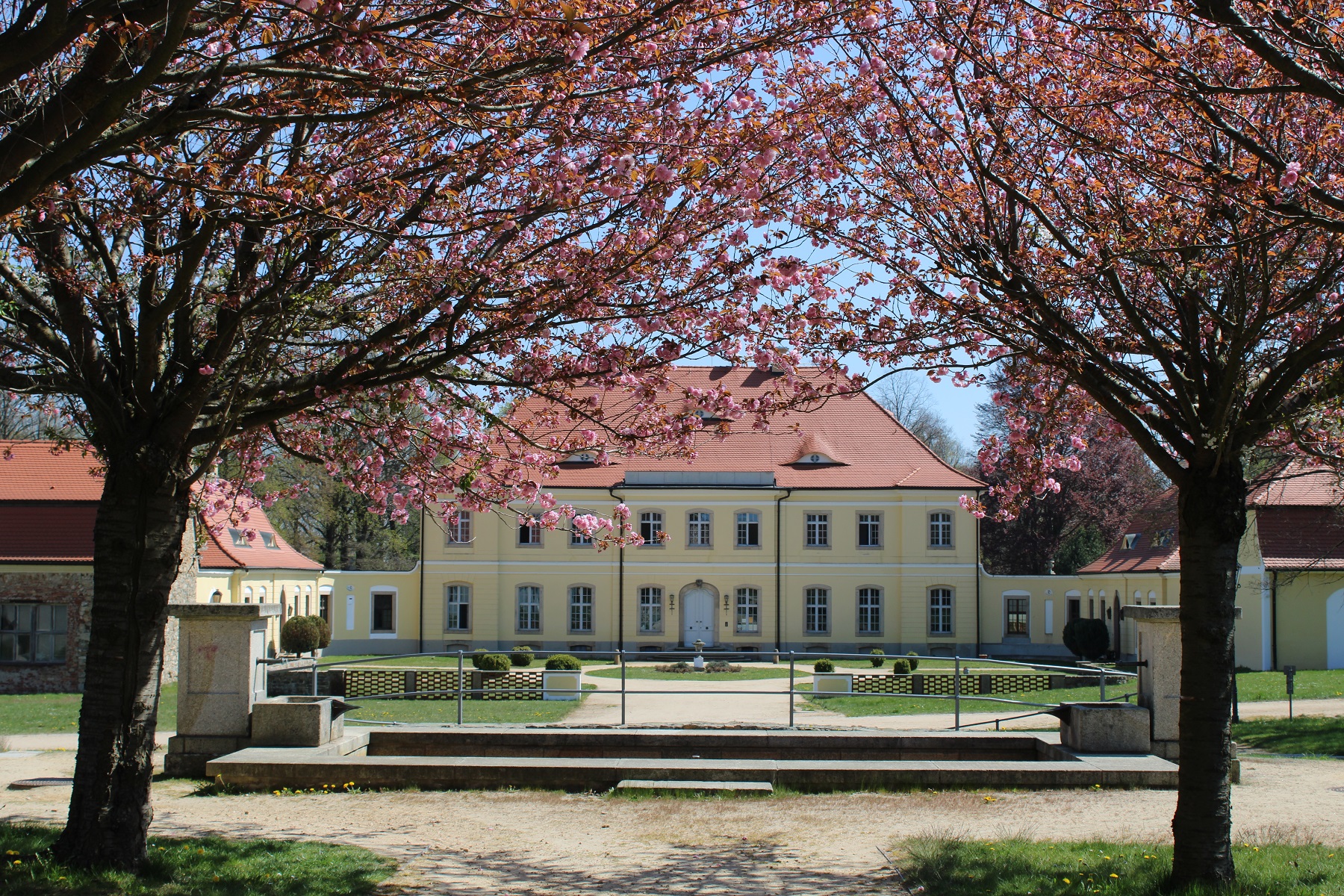 Barockschloss Königshain im Frühjahr